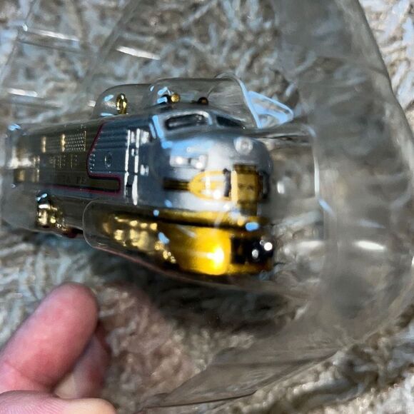 Hallmark Keepsake Ornament Lionel Santa Fe F3A Diesel Locamotive 2006 QXE3233 - Picture 8 of 10